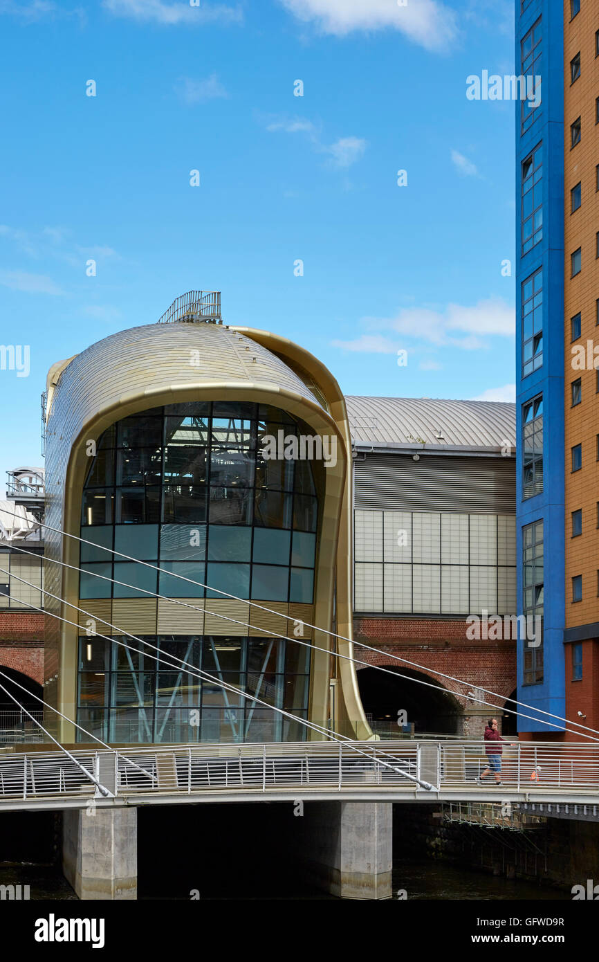 Stazione ferroviaria di Leeds ingresso Sud ingresso iconico di color oro in alluminio anodizzato le assicelle con un ponte pedonale Foto Stock