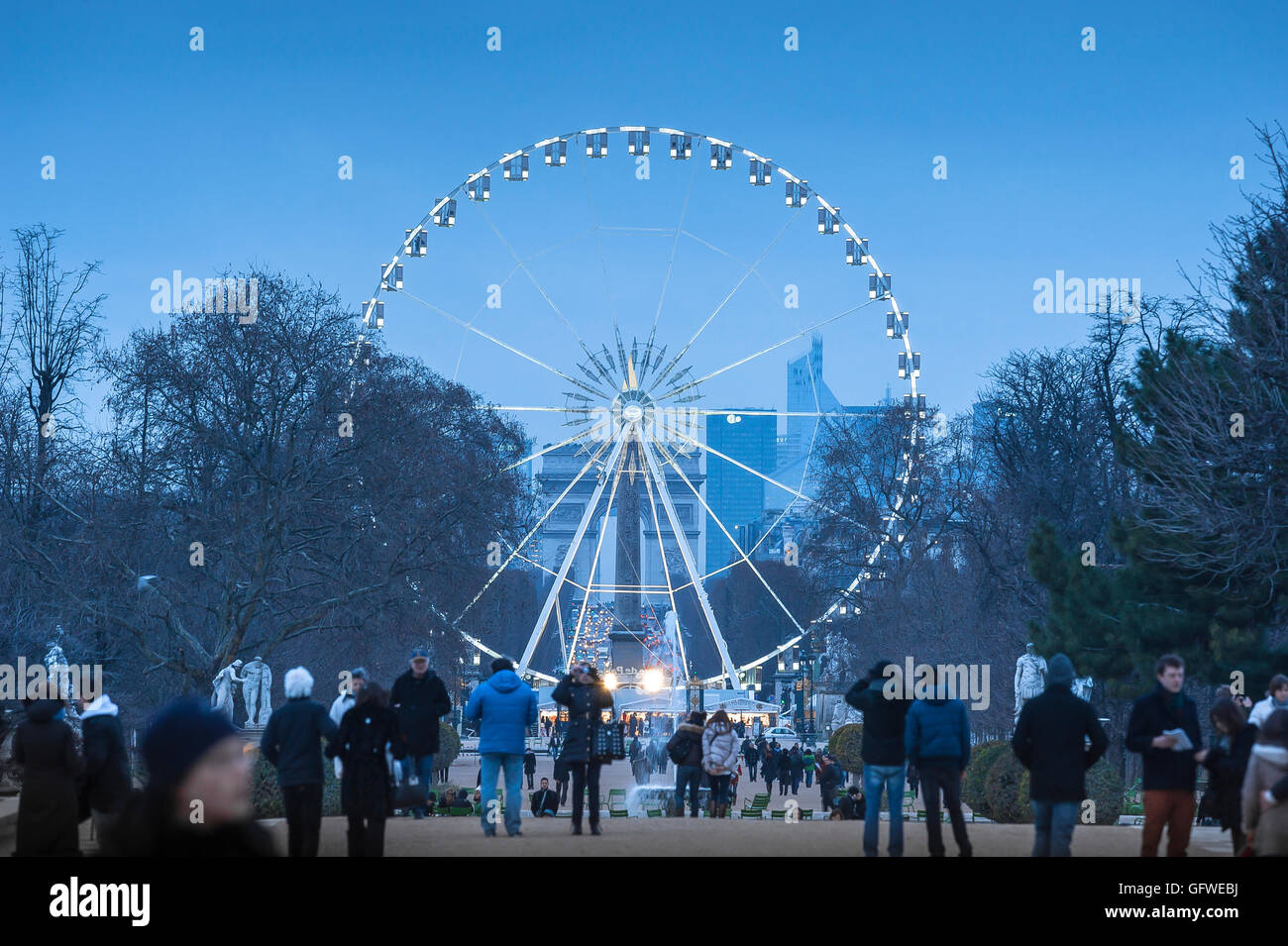 Parigi ruota panoramica Ferris, vista in inverno della ruota panoramica Ferris situato tra i giardini delle Tuileries e gli Champs Elysees di Parigi, Francia. Foto Stock
