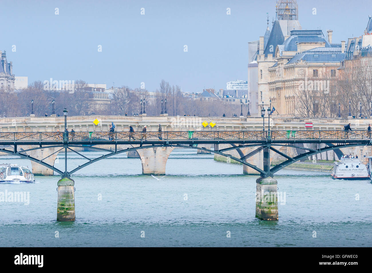 Parigi inverno Senna, vista in inverno di due ponti di Parigi - il Pont Neuf e il Pont des Arts - che attraversa la Senna, Parigi, Francia. Foto Stock
