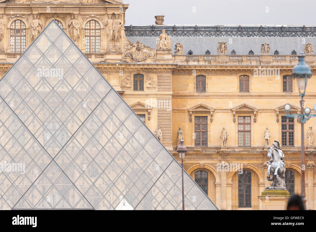 Parigi la piramide del Louvre, dettaglio della facciata del Museo del Louvre e la piramide in vetro a Parigi, Francia. Foto Stock