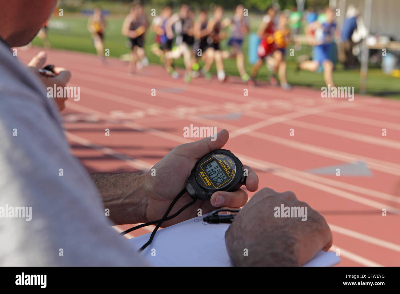 Pullman a lato di una via di corsa in White Plains, NY, STATI UNITI  D'AMERICA registra i tempi sul giro di alta scuola gli atleti con un  cronometro Foto stock - Alamy
