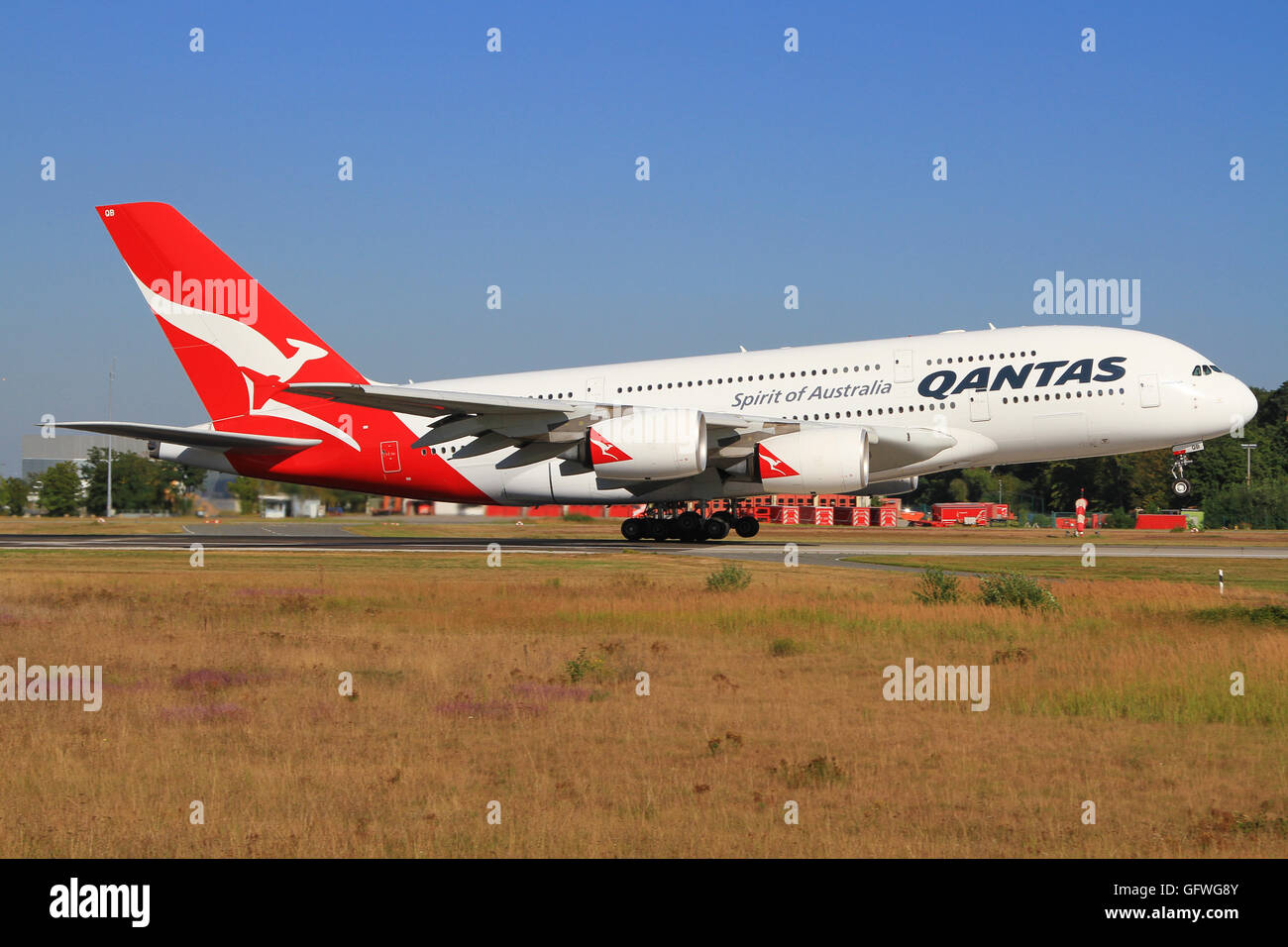 Francoforte sul Meno Germania luglio 4, 2012: Airbus A380 dalla Quantas all'aeroporto di Francoforte. Foto Stock