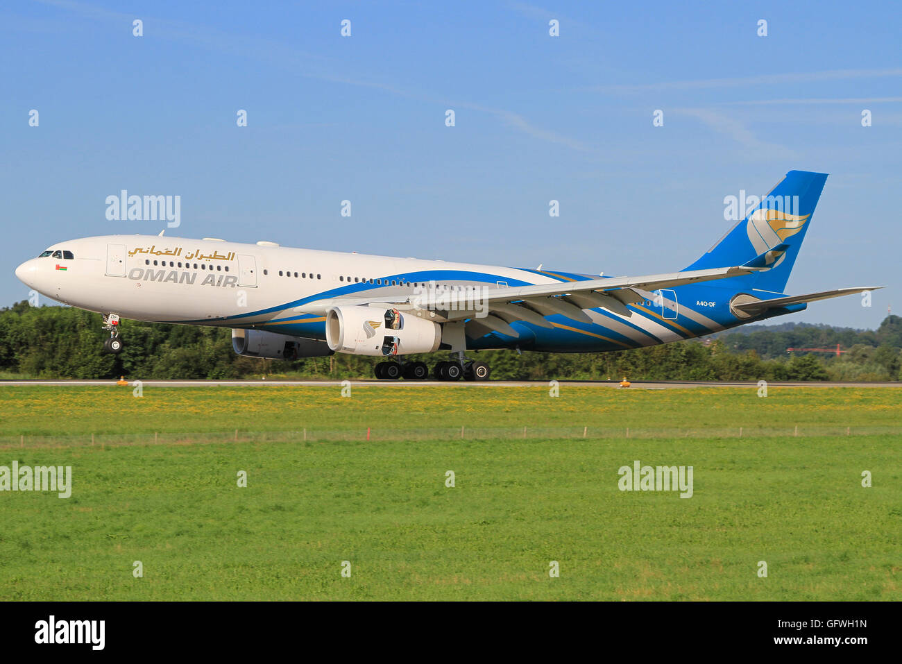 Zurigo/Svizzera Agosto 5, 2013: Airbus A330 da Oman aeroplani in atterraggio a Zurigo. Foto Stock