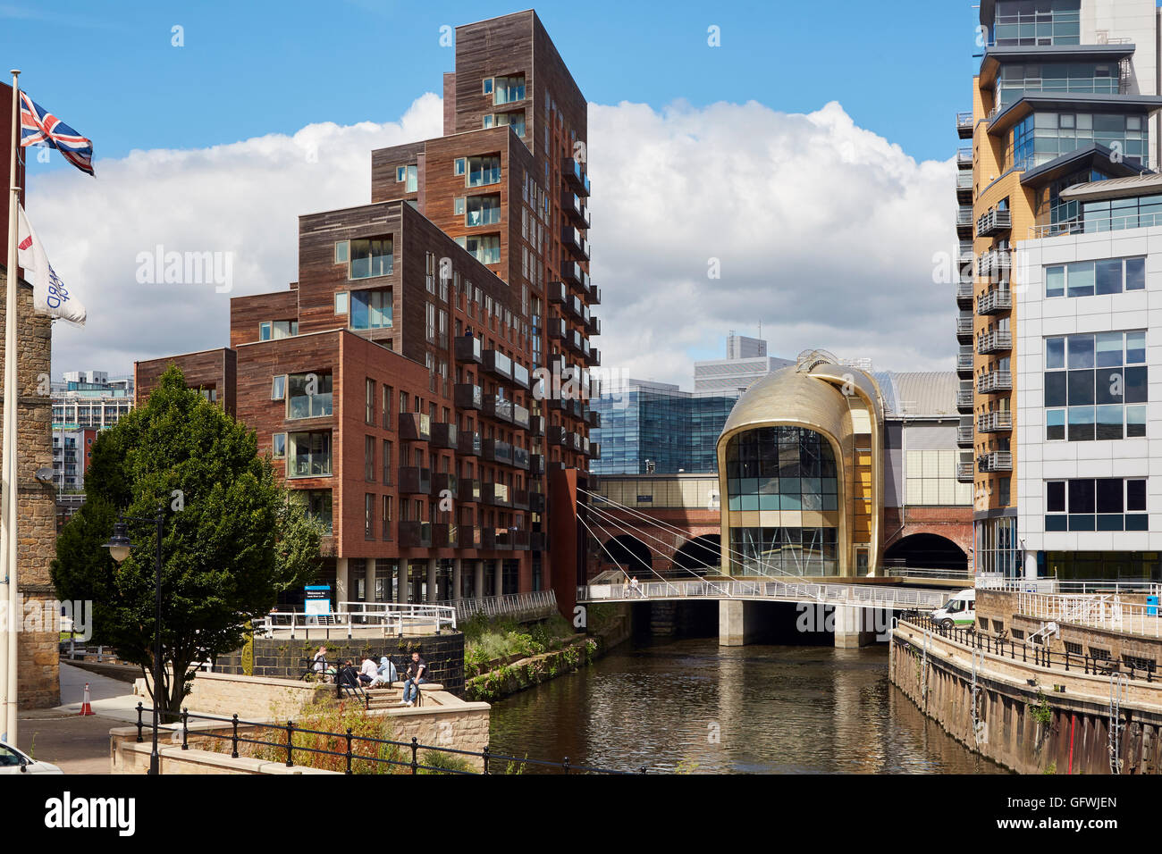 Stazione ferroviaria di Leeds ingresso Sud ingresso iconico di color oro in alluminio anodizzato le assicelle da Leeds Dock. Foto Stock