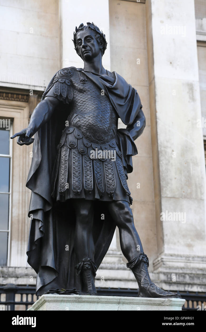 Londra Inghilterra Trafalgar Square statua al di fuori della National Portrait Gallery re Giacomo II difensore della fede in veste di imperatore romano aveva regnato 1685 - 1688 ha difeso la Chiesa cattolica Foto Stock