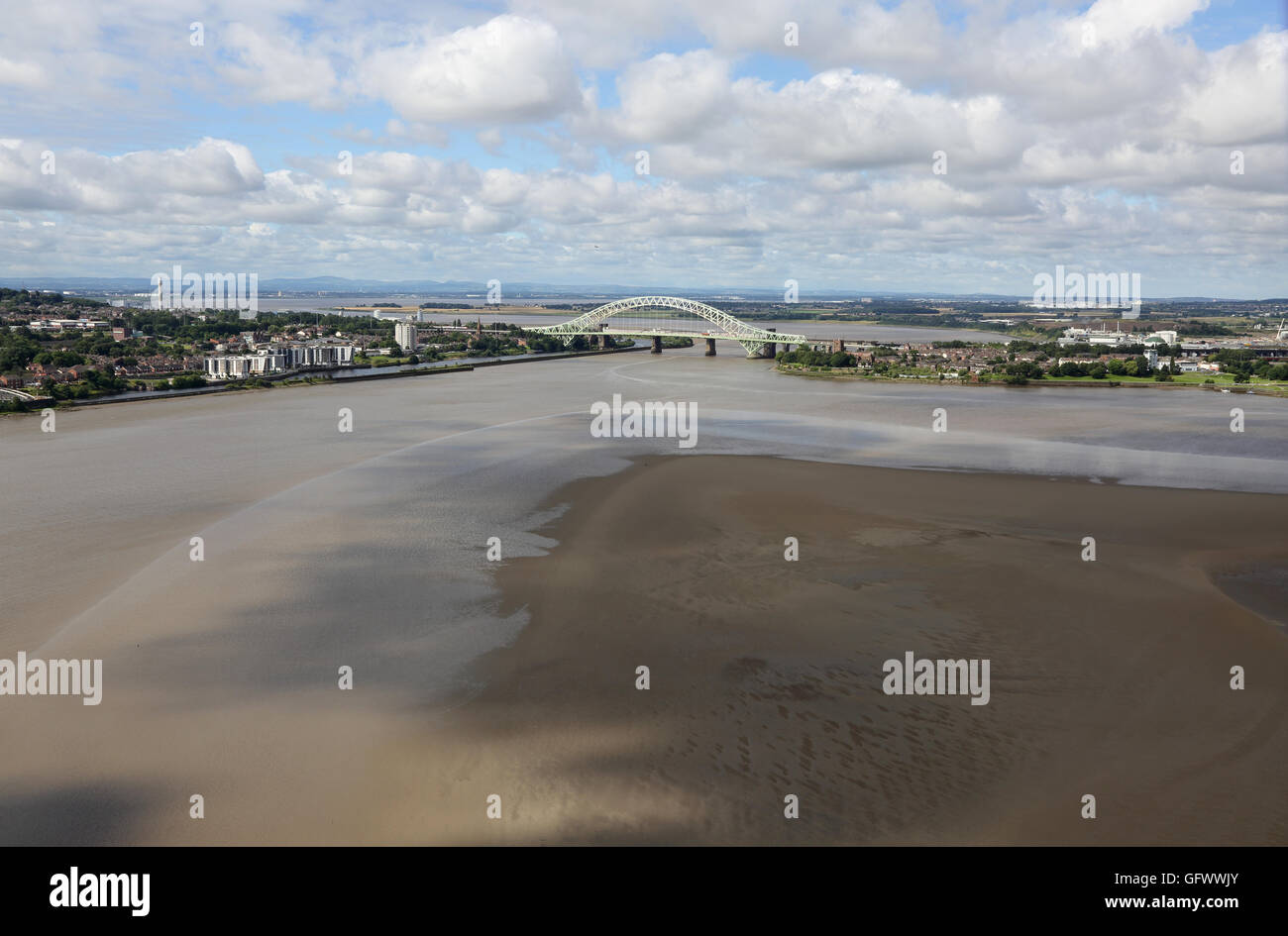 Alto livello di vista del fiume Mersey a Runcorn mostra il Giubileo d'argento bridge, a estuario velme e gallese al di là delle montagne Foto Stock