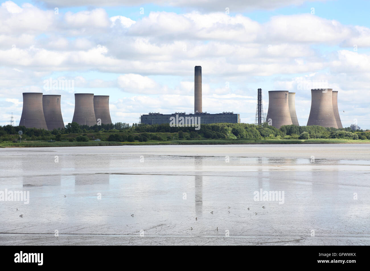 Vista di Fiddlers Ferry Power Station, Widness, UK. Visto attraverso il fiume Mersey nel Cheshire Foto Stock