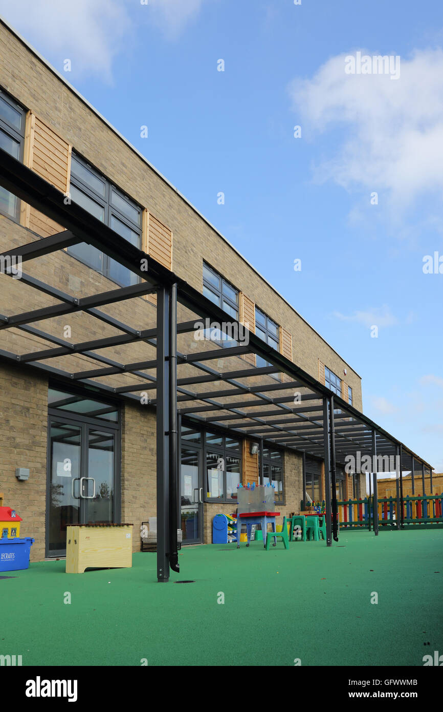 Un padiglione vetrato copre una zona giochi a un nuovo Londra scuola primaria. Visualizza superficie morbida per la sicurezza. Foto Stock