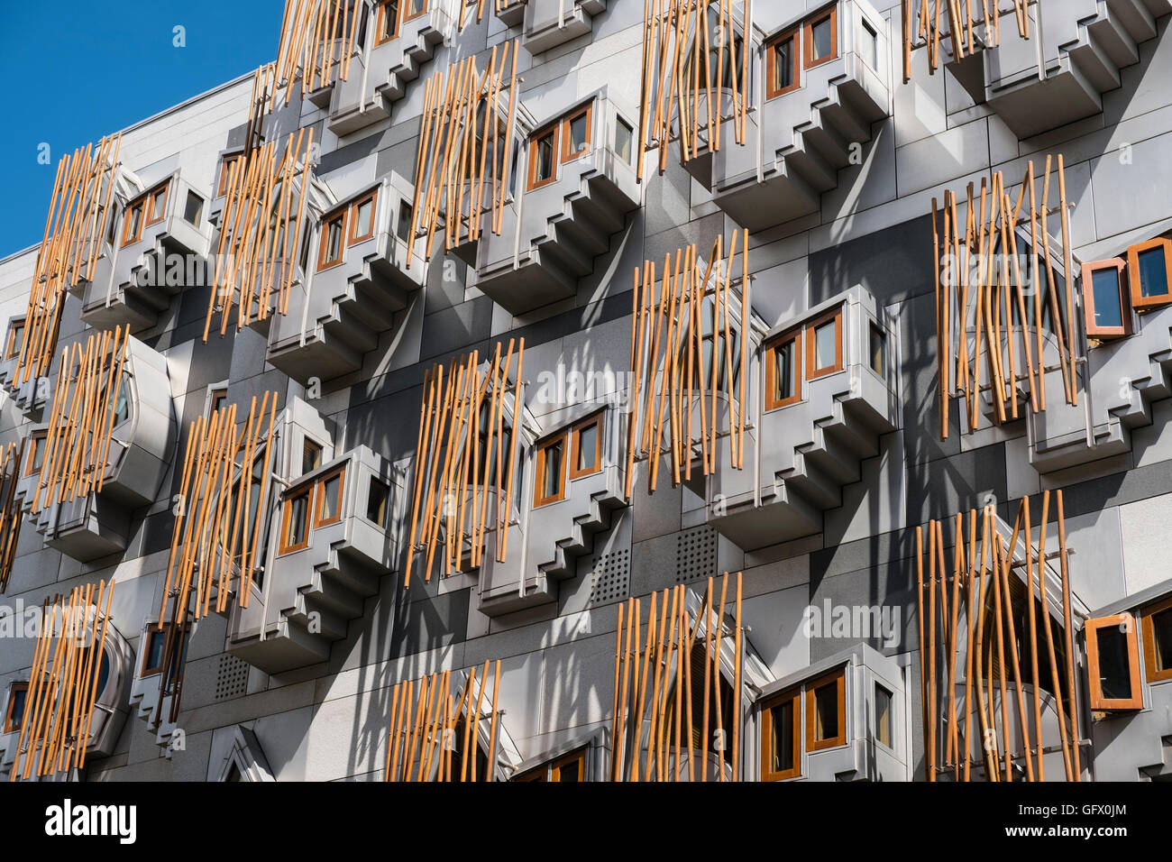 Dettagli architettonici di finestre sulla facciata di edificio del parlamento scozzese di Edimburgo in Scozia , Regno Unito Foto Stock