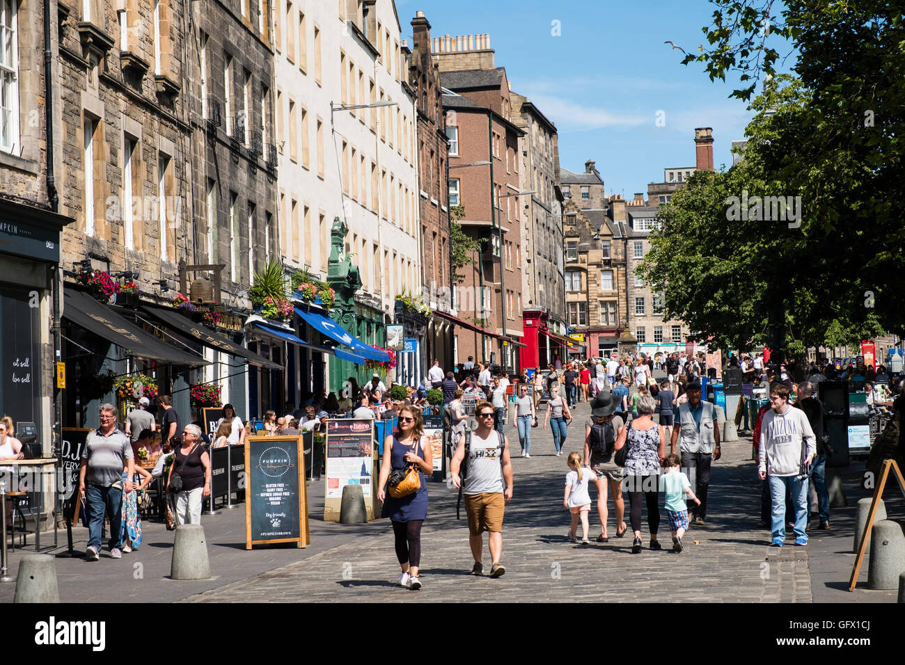 Vista lungo la trafficata strada storica nel distretto di Grassmarket di Edimburgo , in Scozia, Regno Unito Foto Stock