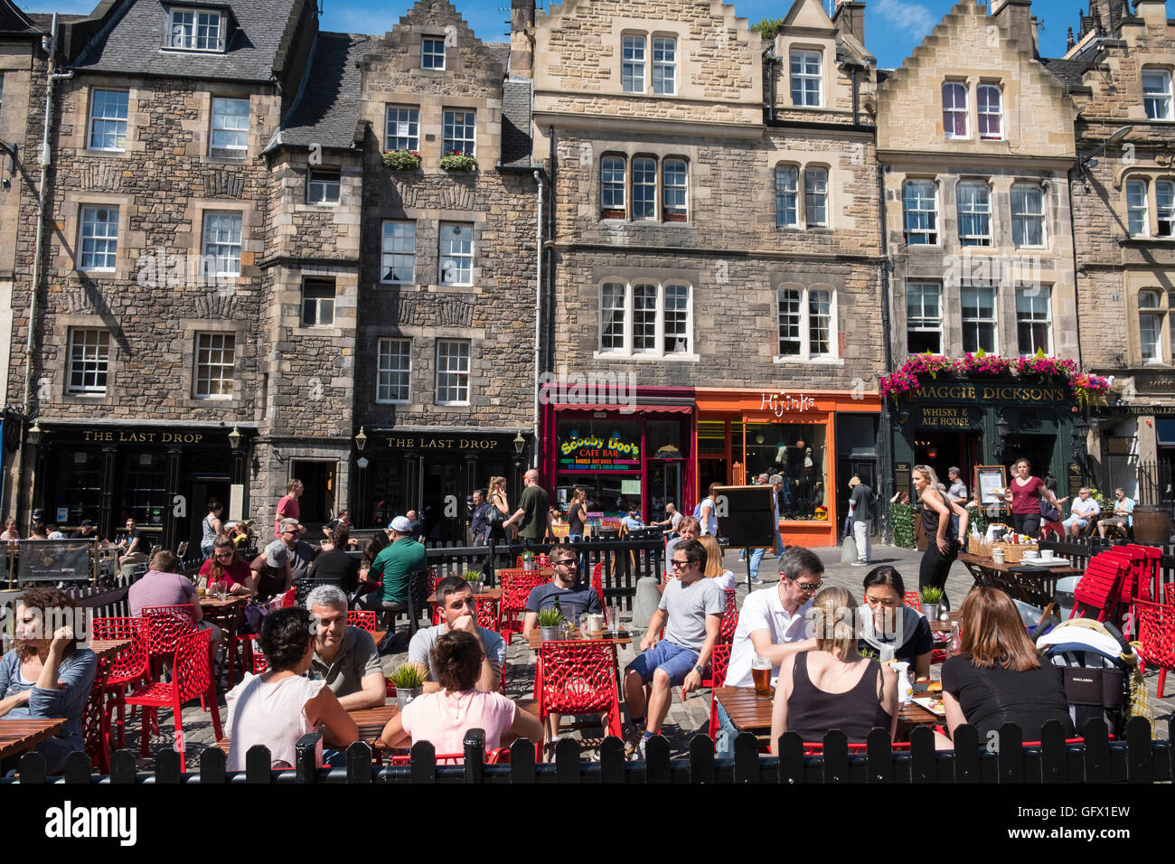 Molti bar e ristoranti nel quartiere di Grassmarket di Edimburgo , in Scozia, Regno Unito Foto Stock
