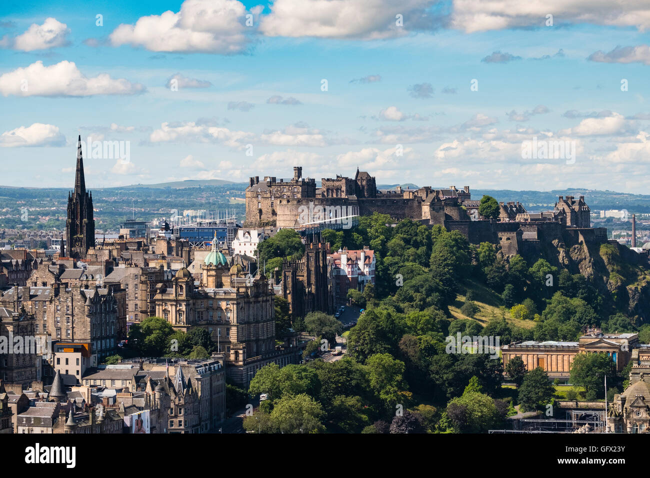 Skyline della città di Edimburgo verso il castello di Calton Hill in Scozia Regno Unito Foto Stock