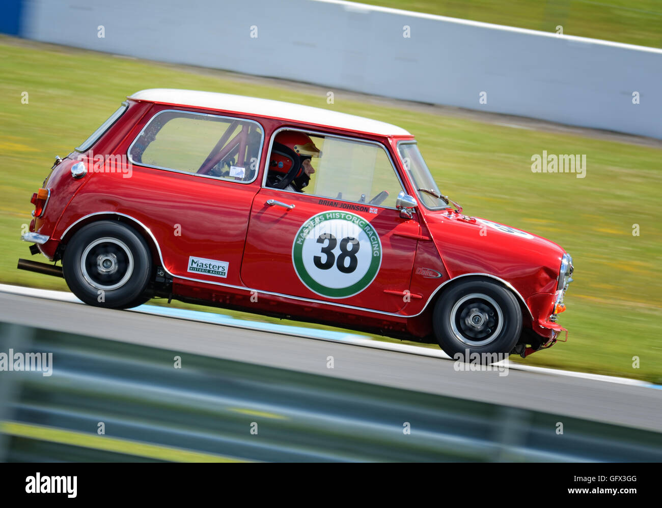 AC/DC il front man Brian Johnson racing un mini a Donington Park,Inghilterra Foto Stock