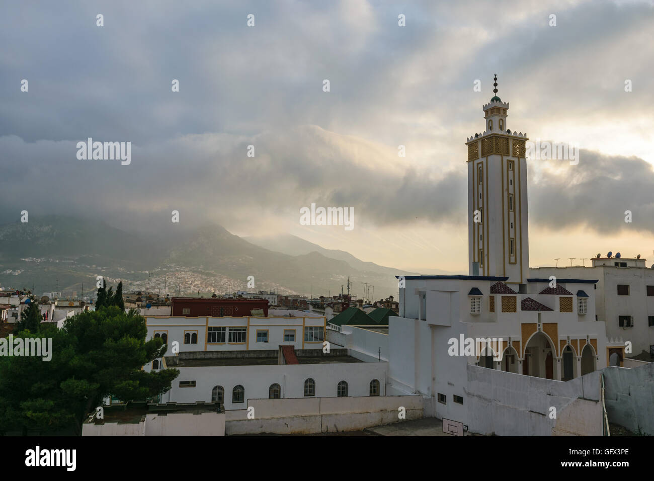 Bellissima vista di Tetouan e una moschea con le montagne coperte di nuvole in background e un bel tramonto con golden li Foto Stock