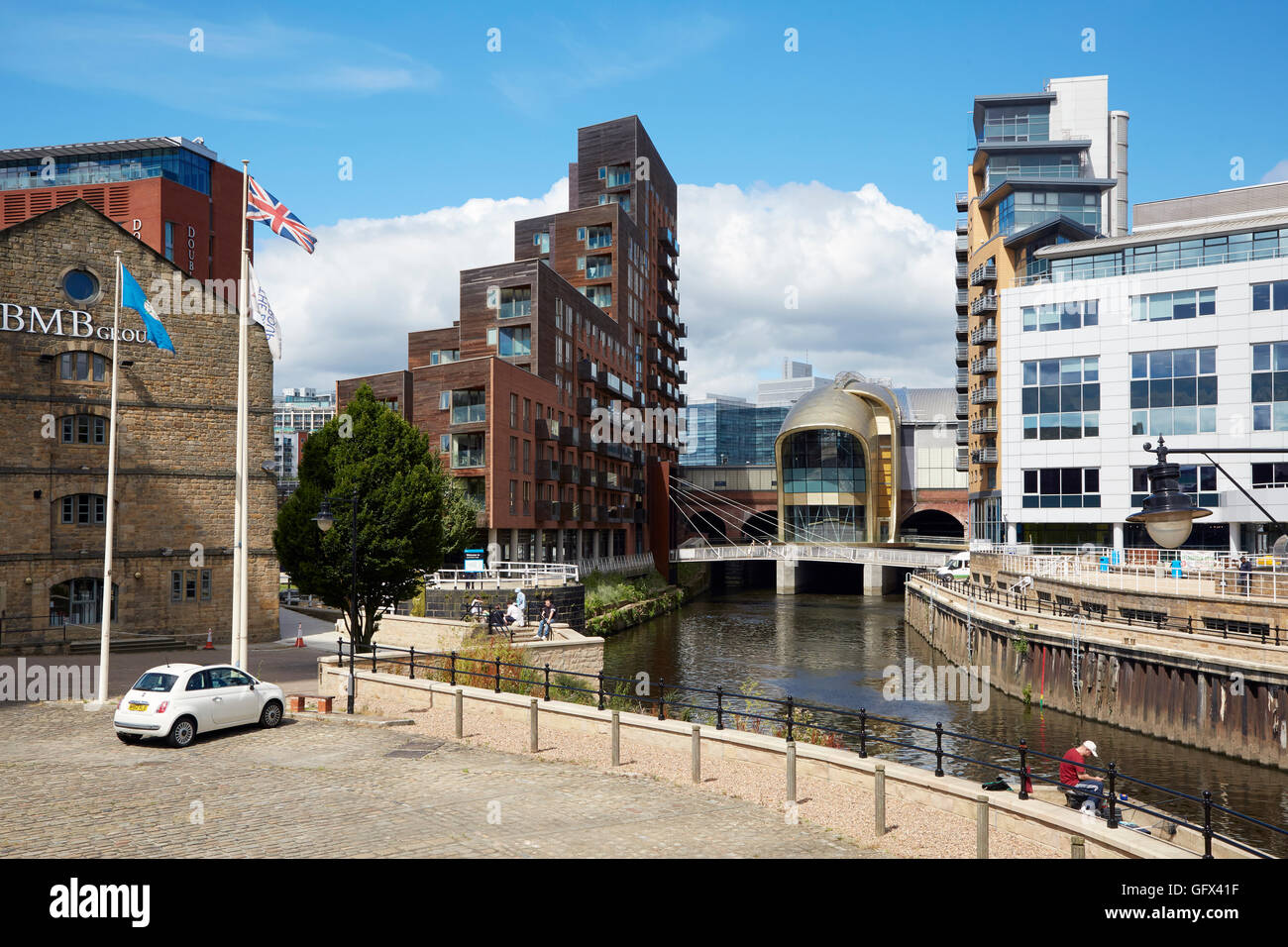Stazione ferroviaria di Leeds ingresso Sud ingresso iconico di color oro in alluminio anodizzato le assicelle da Leeds Dock. Foto Stock