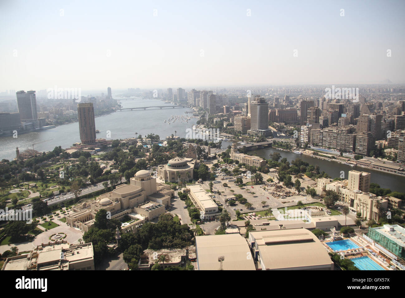 Isola di Gezira è nel fiume Nilo, nel centro del Cairo, Egitto. La porzione meridionale dell'isola contiene il distretto di Gezira e il nord del terzo contiene il quartiere di Zamalek. Isola di Gezira è ad ovest del centro cittadino del Cairo e piazza Tahrir, collegato attraverso il Nilo da tre ponti ciascuno sui lati est ed ovest, compreso il Qasr al-nil Bridge e il 6 ottobre a ponte. Al di sotto del XIX secolo righello Khedive Ismail l isola è stata per la prima volta chiamati 'Jardin des Plantes" (Francese per 'giardino di piante'), a causa della sua grande collezione di piante esotiche. Foto Stock