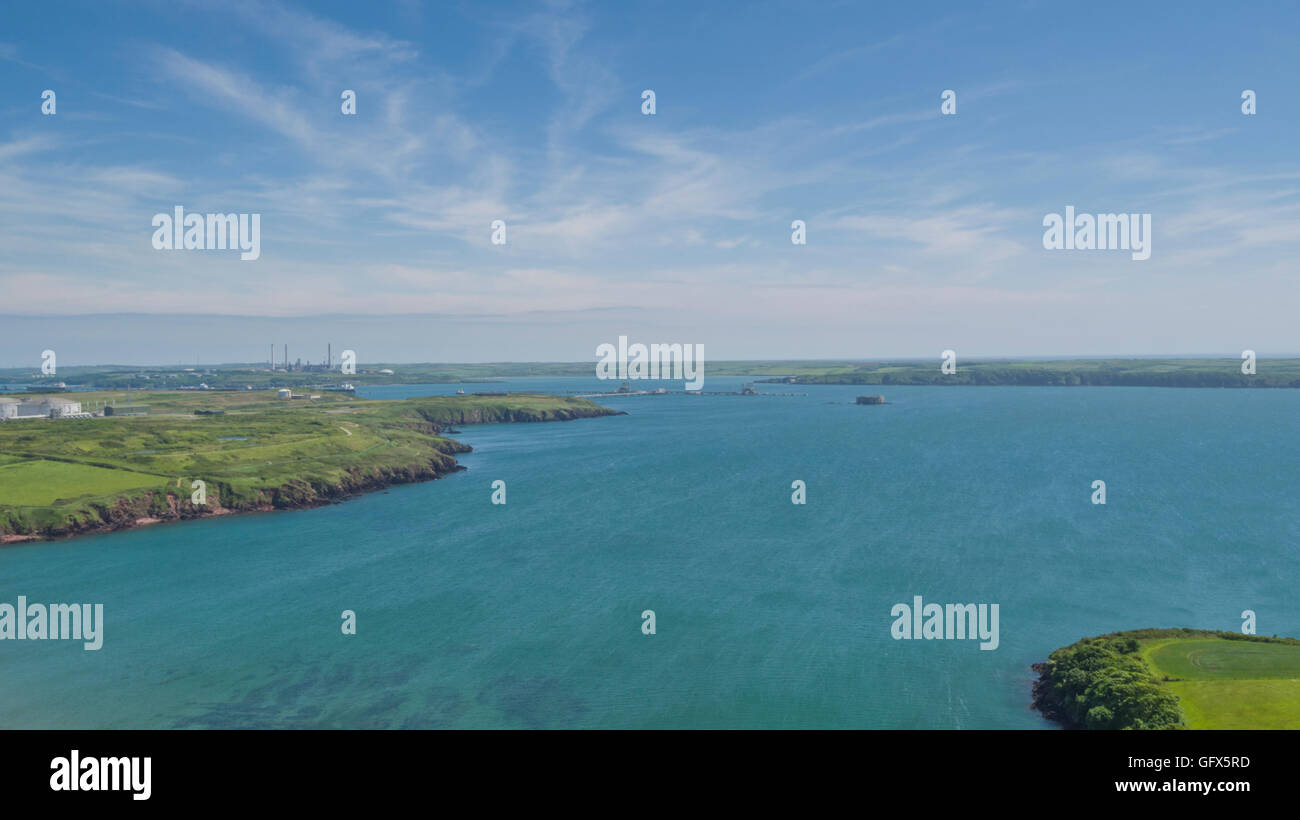 Il trafficato Milford Haven Waterway e i terminal petrolio e gas di Hakim, Pembrokeshire Foto Stock