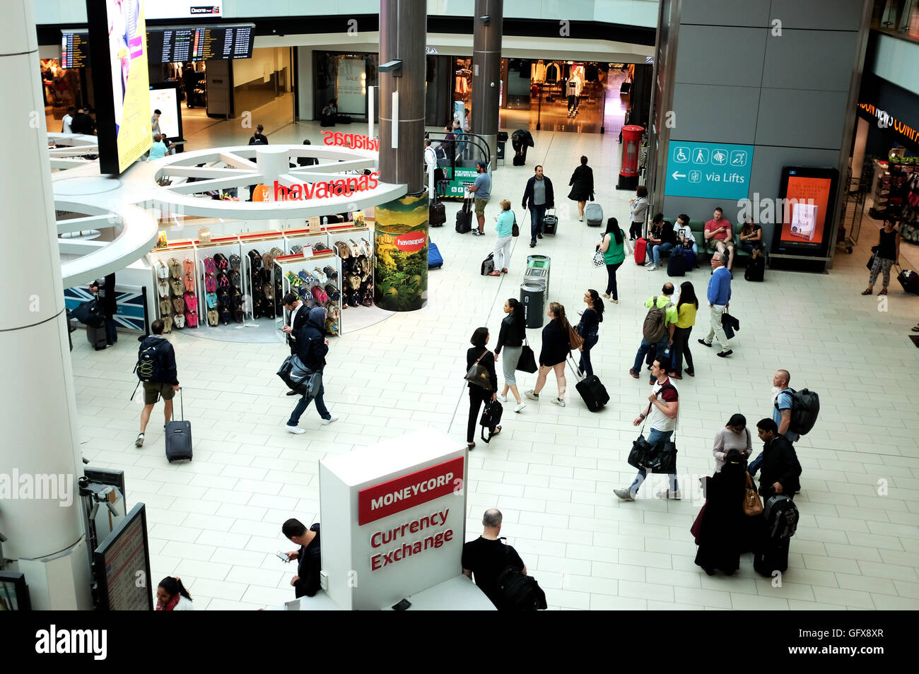 Partenza lounge all'Aeroporto di Londra Gatwick South terminal REGNO UNITO Foto Stock