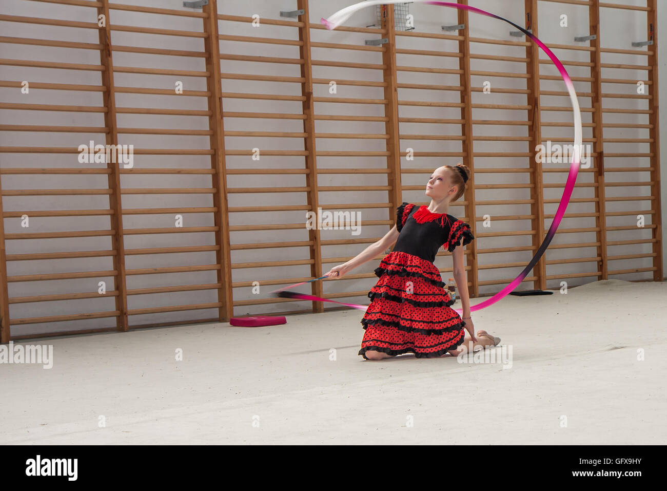 Varsavia, Polonia - 25 Giugno 2016: il concorso di arte di ginnastica. Un ginnasta con il telaio Foto Stock