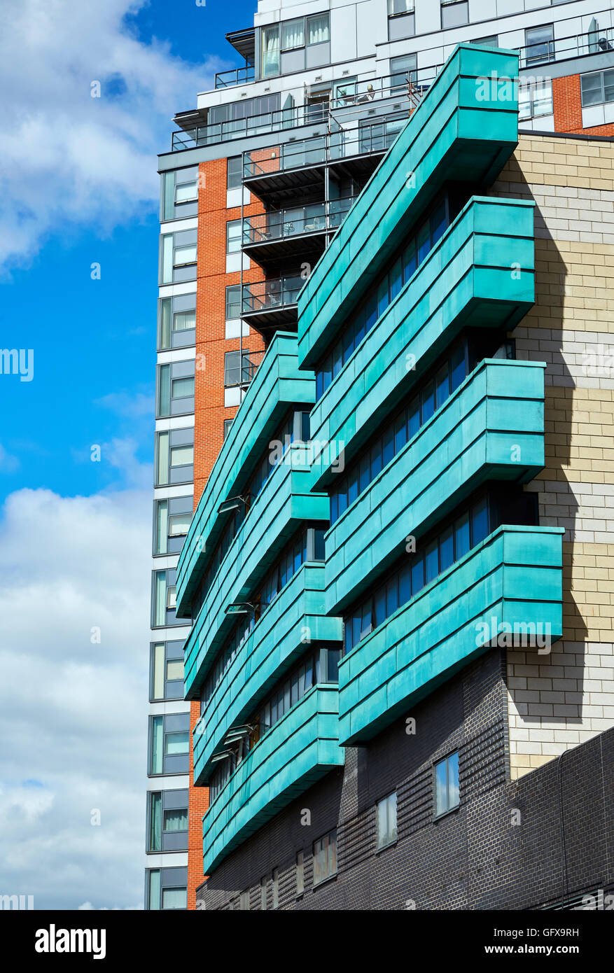 La vita in città Appartamenti West Point edificio di architettura appartamenti balconi alta crescita verde giada Foto Stock