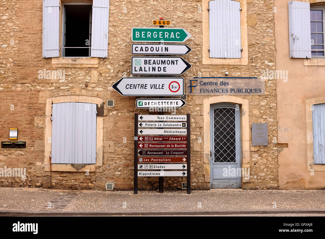 Cartelli stradali nel centro di La bastide di Monpazier in Dordogne regione della Francia Europa Foto Stock