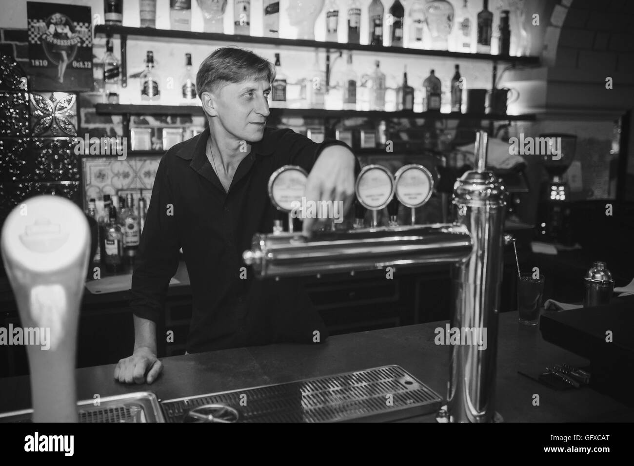 Ritratto di un barman al lavoro nel pub Foto Stock