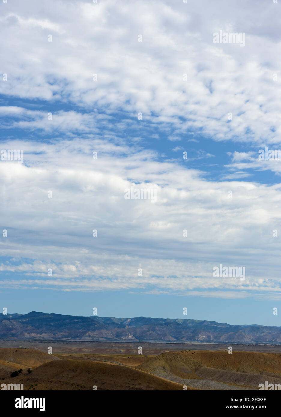 Le colline e le montagne sotto nuvoloso cielo blu. Foto Stock