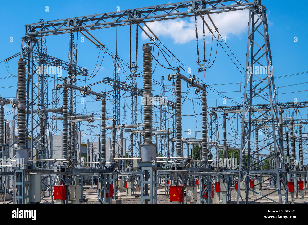 Immagine del trasformatore ad alta tensione station contro il cielo blu Foto Stock