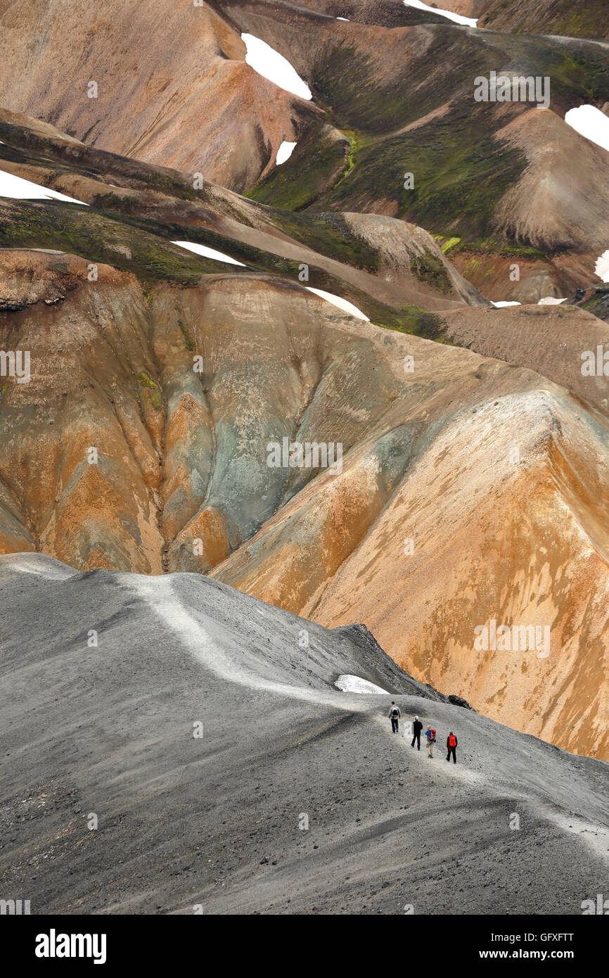 Riolite montagne e gli escursionisti sulla cresta del sentiero, Landmannalaugar, Fjallabak Riserva Naturale, Islanda Foto Stock