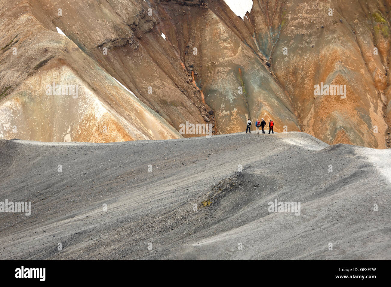 Riolite montagne e gli escursionisti sulla cresta del sentiero, Landmannalaugar, Fjallabak Riserva Naturale, Islanda Foto Stock