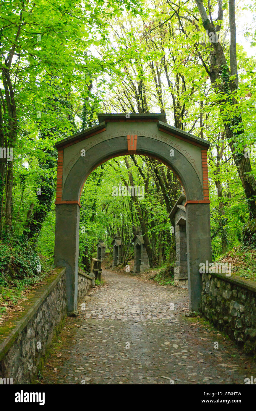 Arco in pietra lungo la via della croce. La religione Foto Stock