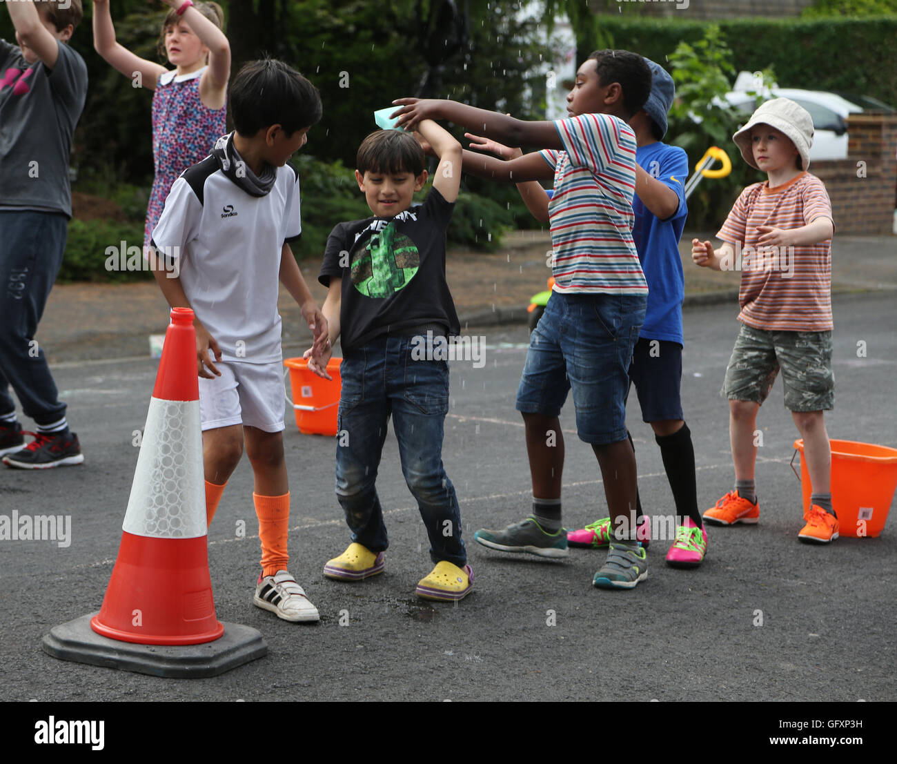 Street partito svoltasi nella celebrazione della Regina Elisabetta II il novantesimo compleanno - i bambini giocando in concorrenza Cornwall Road Surrey Foto Stock