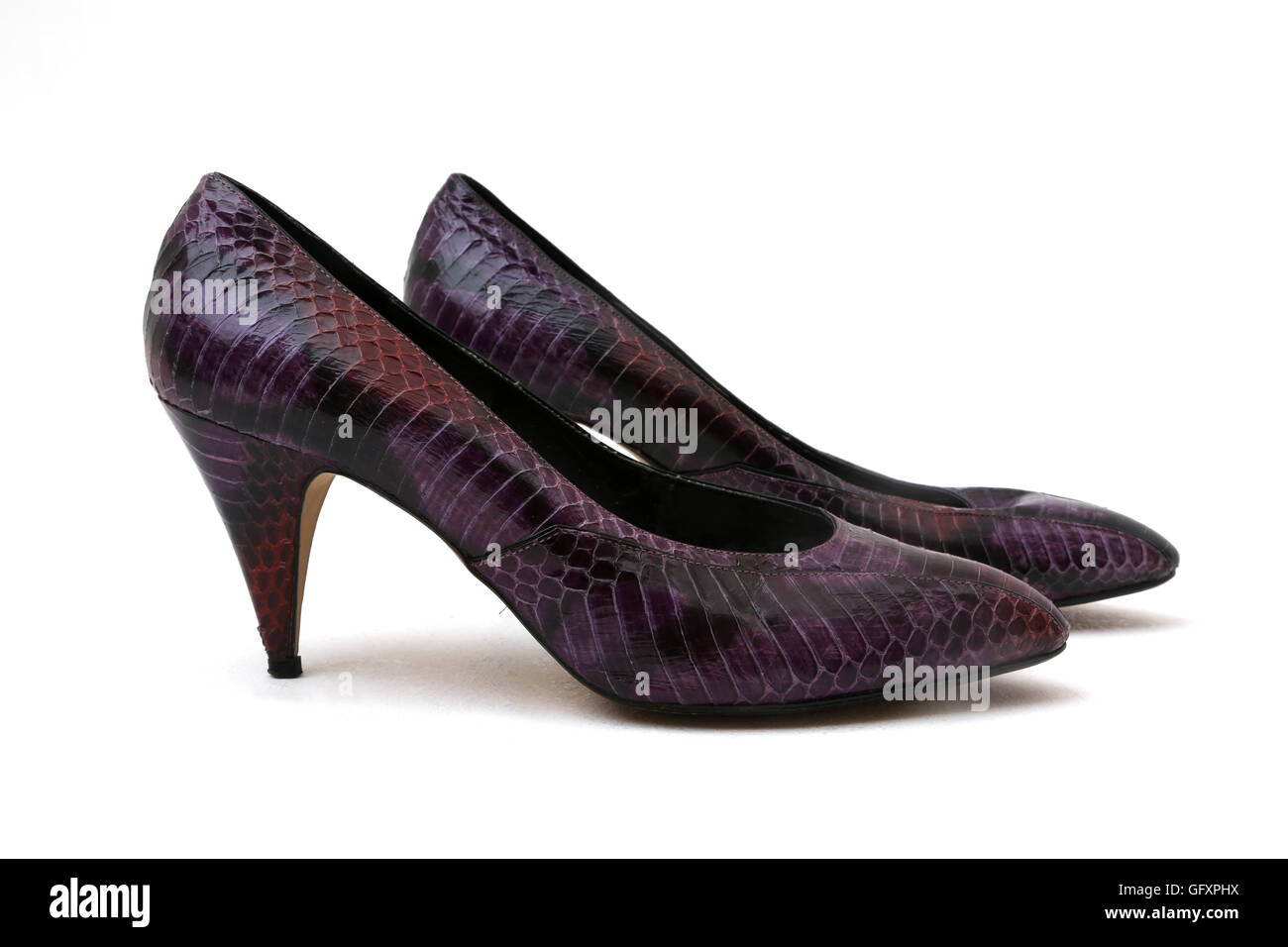Una coppia di J Renee' viola tinti Snakeskin Stiletto Heel scarpe Foto Stock