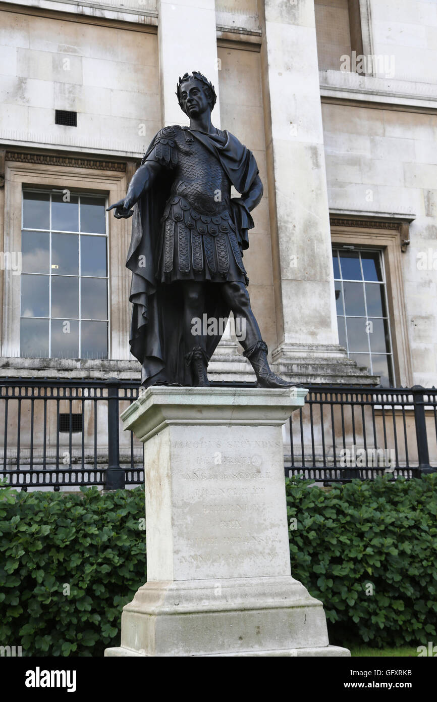 Londra Inghilterra Trafalgar Square statua al di fuori della National Portrait Gallery re Giacomo II difensore della fede in veste romana Foto Stock