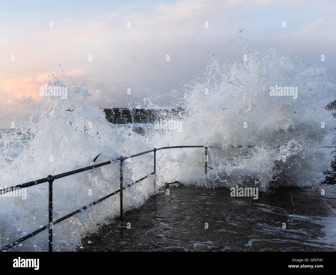 Massicce tempeste pastella Mousehole in Cornovaglia Foto Stock