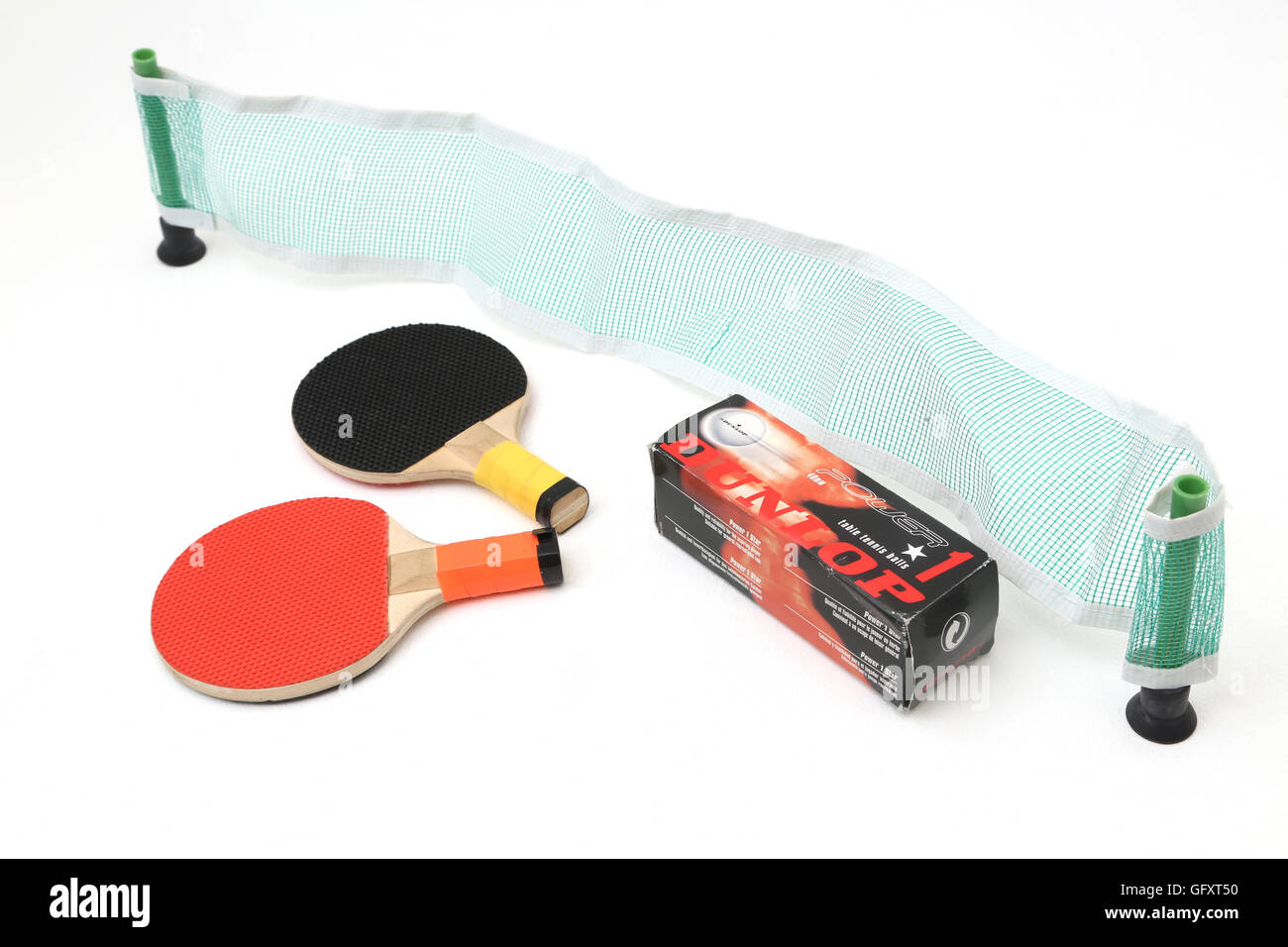Viaggiare a ping-pong con le piastre, Net e Dunlop palline da ping pong Foto Stock
