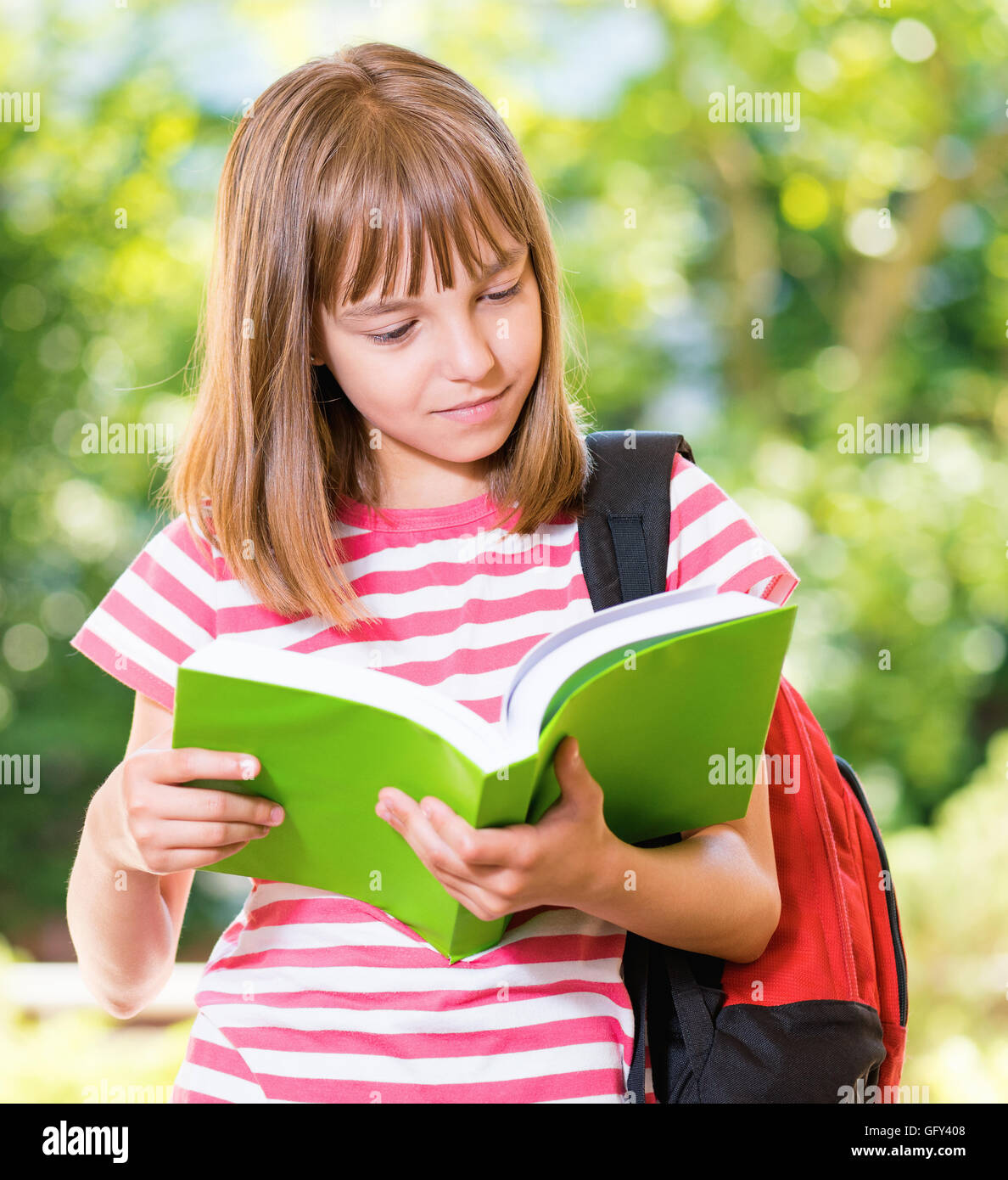 La ragazza si torna a scuola Foto Stock