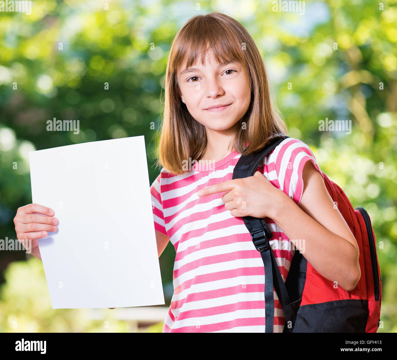 La ragazza si torna a scuola Foto Stock