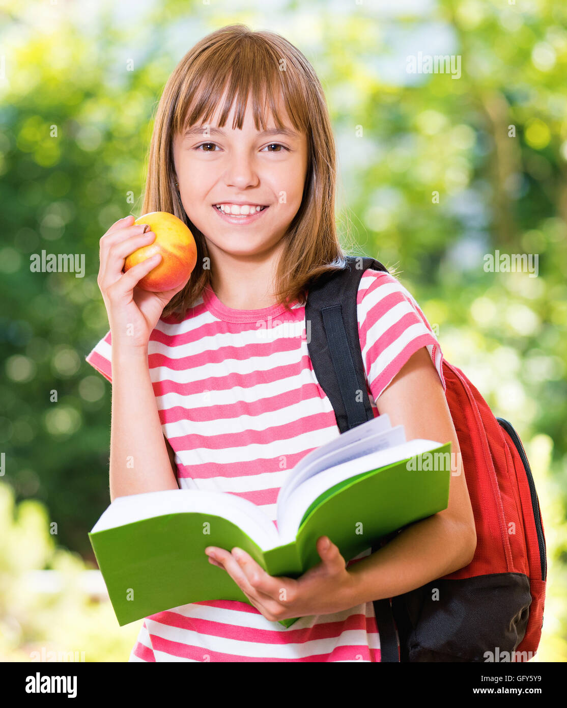 La ragazza si torna a scuola Foto Stock