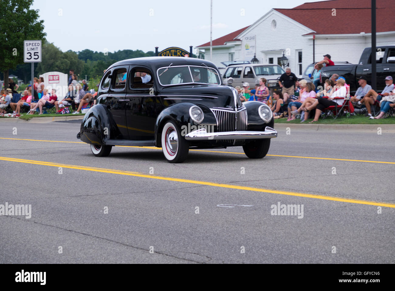 Antique Ford berlina 4 porte nel 2016 annuale parata Cruz-In per antichi e auto d'epoca in Whitehall e Montague, Michigan. Foto Stock