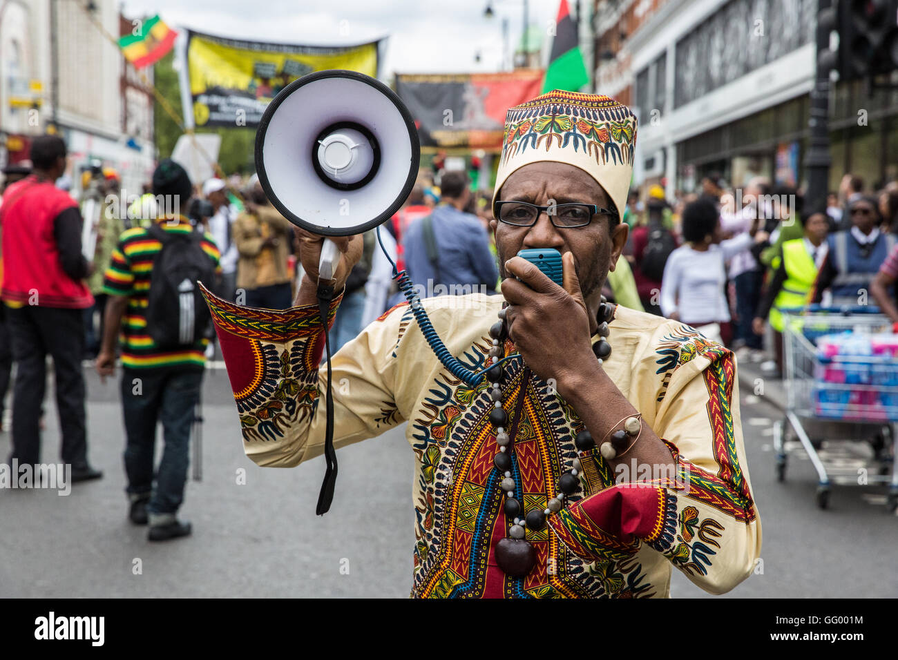 Londra, Regno Unito. Il 1 agosto, 2016. Dimostranti prendere parte alla Afrikan emancipazione giorno riparazioni marzo da Brixton per la piazza del Parlamento. Il mese di marzo è destinato a fungere da veicolo di mobilitazione e di educazione e per chiedere la fine della Maangamizi, il termine Swahili per l'olocausto. Emancipazione giorno anniversario del 1833 schiavitù abolizione atto. Credito: Mark Kerrison/Alamy Live News Foto Stock