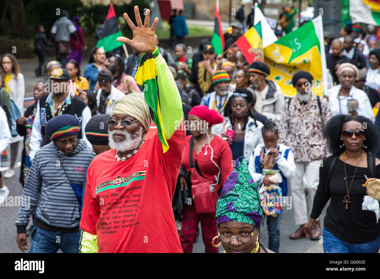 Londra, Regno Unito. Il 1 agosto, 2016. Dimostranti prendere parte alla Afrikan emancipazione giorno riparazioni marzo da Brixton per la piazza del Parlamento. Il mese di marzo è destinato a fungere da veicolo di mobilitazione e di educazione e per chiedere la fine della Maangamizi, il termine Swahili per l'olocausto. Emancipazione giorno anniversario del 1833 schiavitù abolizione atto. Credito: Mark Kerrison/Alamy Live News Foto Stock