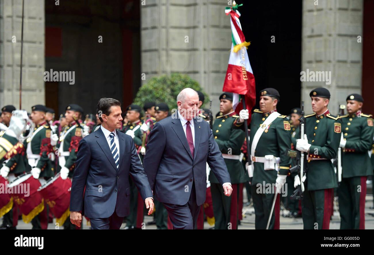 Città del Messico. 1 agosto, 2016. Foto fornita dalla Presidenza messicana mostra il presidente messicano Enrique Peña Nieto (L) e Governatore Generale di Australia Peter Cosgrove rivedendo una guardia d'onore al Palazzo Nazionale a Città del Messico, capitale del Messico il 1 agosto, 2016. Messico e Australia hanno concordato il giorno per stabilire i meccanismi per aumentare il commercio, attirare gli investimenti, rafforzare scambi educativi per promuovere il turismo e continuare la lotta contro la criminalità organizzata. © Messico della Presidenza/Xinhua/Alamy Live News Foto Stock