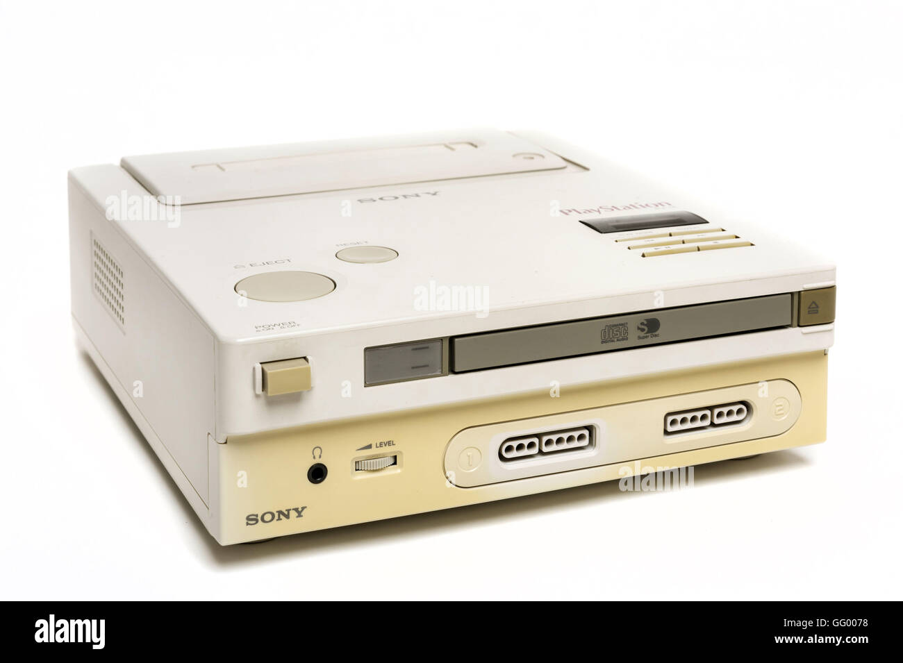Hong Kong, Hong Kong S.A.R, Cina. 1 dicembre, 2015. Il rarissimo 1991 Nintendo Sony Playstation prototipo console giochi su display a HMV Central Hong Kong. Terry Diebold ha scoperto un ultra-rare console che è stato il risultato di una breve collaborazione tra rivali della tecnologia Sony e Nintendo nei primi anni novanta.L'ibrido SNES PlayStation che non è mai stata rilasciata è noto come il "˜Nintendo PlayStation', ed è stato progettato per riprodurre sia Nintendo cartucce e giochi su compact disc. Solo 200 prototipi furono mai fatto.i prototipi erano tutti avrebbero dovuto essere distrutti.Terry Dieb Foto Stock