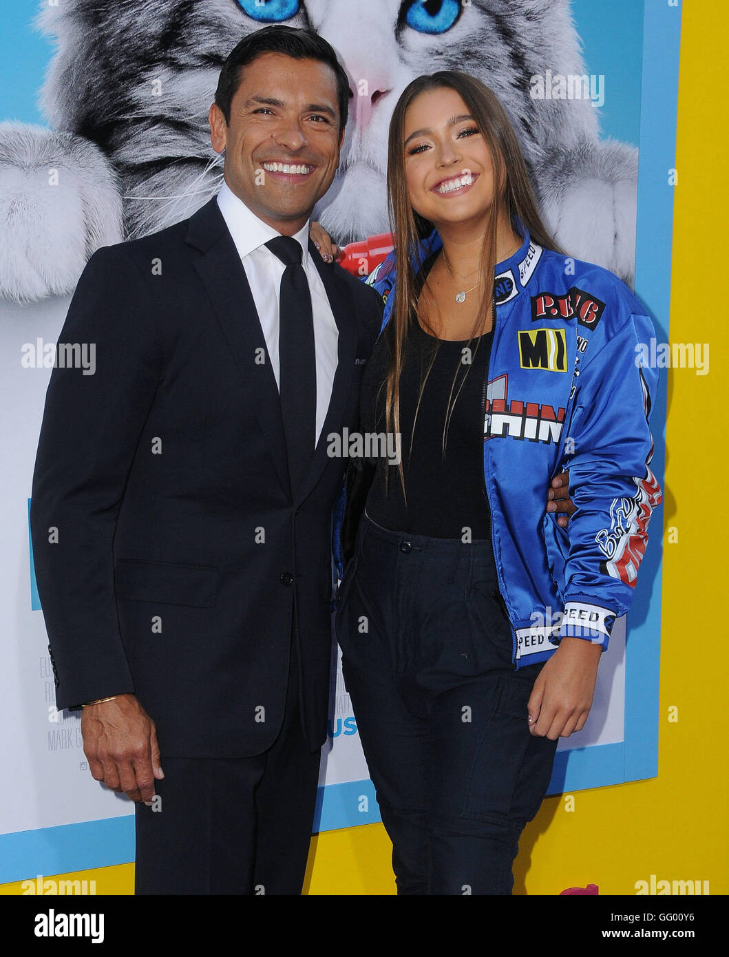 Hollywood, CA, Stati Uniti d'America. 1 agosto, 2016. Mark Consuelos, Lola Consuelos. Premiere mondiale di ''nove vite'" tenutasi presso la leva TCL Teatro Cinese. Photo credit: Birdie Thompson/AdMedia Credito: Birdie Thompson/AdMedia/ZUMA filo/Alamy Live News Foto Stock