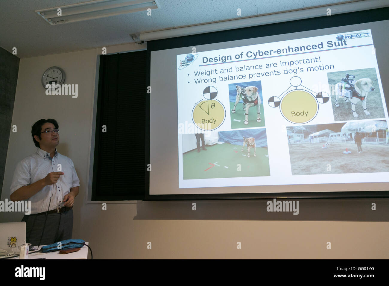 Kazunori Ohno Professore Associato all'Università Tohoku introduce ad apparecchiature high-tech per il salvataggio Cani di Tohoku University come parte della 1000km staffetta a Tokyo 2016 tour su luglio 31, 2016 Miyagi, Giappone. Il Professor Ohno ha spiegato come animali combinato con sensori artificiale come la Cyber-Enhanced canino o Robo-Dog tecnologia potrebbe aiutare a individuare le vittime di disastri naturali. © Rodrigo Reyes Marin/AFLO/Alamy Live News Foto Stock