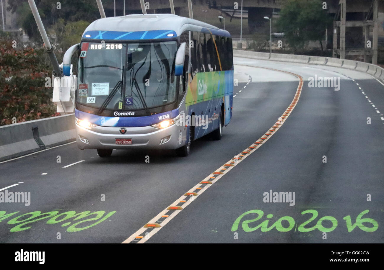 Rio de Janeiro, Brasile. 2 agosto, 2016. Un funzionario Olympic bus navetta rigidi sul Olympic lane per barra di Rio de Janeiro, Brasile, 2 agosto 2016. Le corsie olimpiche dedicare strade che collegano luoghi di ritrovo del Rio durante i Giochi Olimpici e Paraolimpici per garantire che gli atleti, i funzionari e di ottenere supporto per eventi in tempo. Rio 2016 Giochi Olimpici avranno luogo dal 05 al 21 agosto. Foto: Michael Kappeler/dpa/Alamy Live News Foto Stock