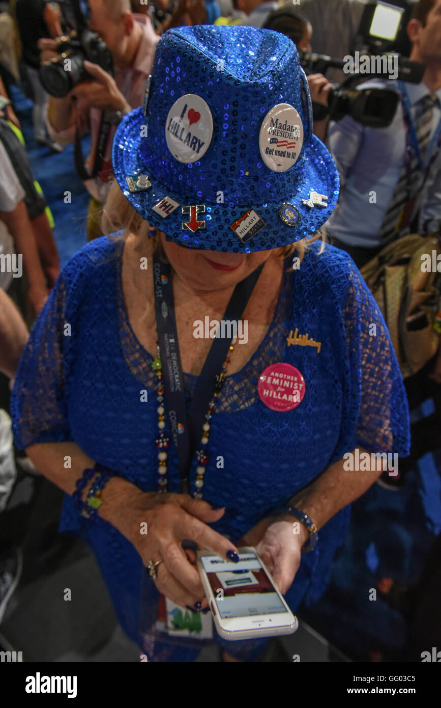 Un Hillary Clinton delegare i controlli il suo telefono cellulare sulla Convenzione Nazionale Democratica piano Foto Stock