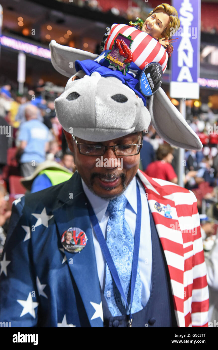Un Hillary Clinton ha delegato alla convenzione nazionale democratica che indossa un rosso bianco e blu usa abbigliamento e un asino hat Foto Stock
