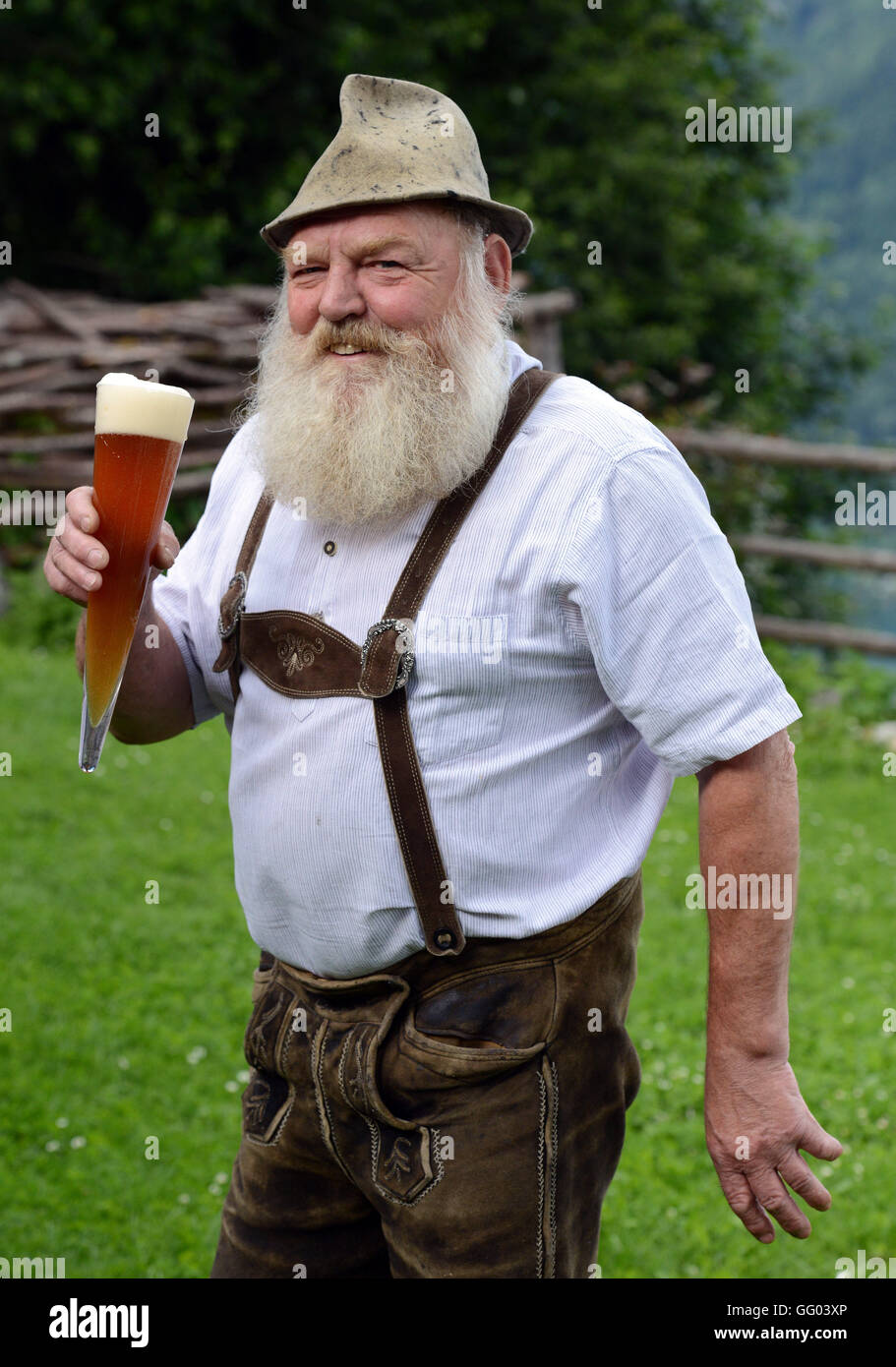 Uomo Barbuto Fritz Sendlhofer in pantaloni di pelle e una maglietta  tradizionale nel suo giardino in alto sopra la città di Zell am See in  Austria il 15 giugno 2016. Con la